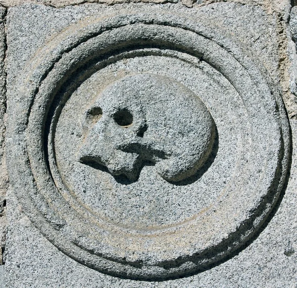 Lebka vytesaný do kamene na fasádě — Stock fotografie