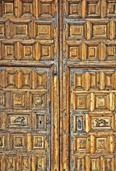 Vecchia porta di legno di fronte a una casa — Foto Stock