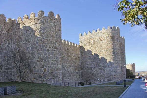 Vecchia cinta muraria che circonda la città Avila, Spagna — Foto Stock
