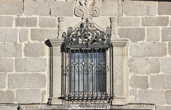 Fenster in altem Steingebäude — Stockfoto