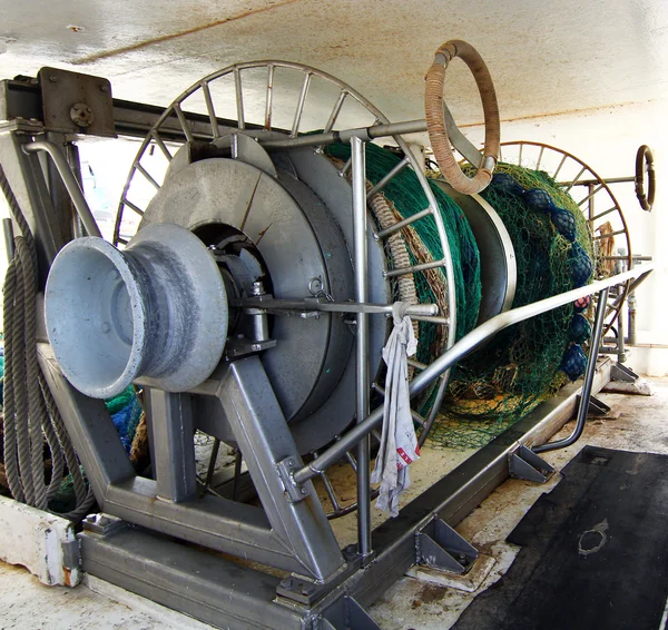 Двигатели для переноса сетей на рыболовные суда — стоковое фото