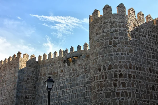 Gamla muren som omger staden avila, Spanien — Stockfoto