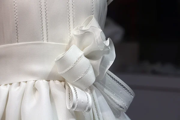 웨딩 드레스 하얀 여자의 좋은 터치 — 스톡 사진