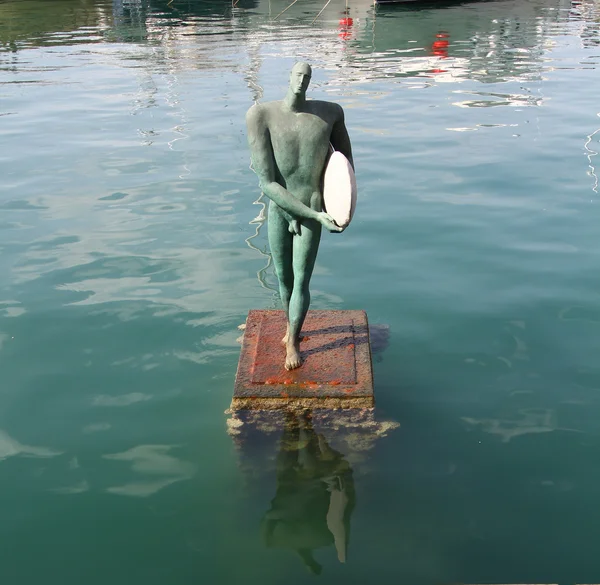 Sörfçü bronz heykel — Stok fotoğraf