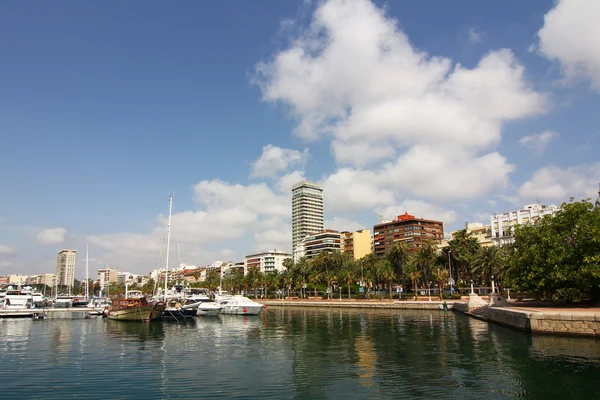 Hermoso paseo marítimo en la ciudad de Alicante España —  Fotos de Stock