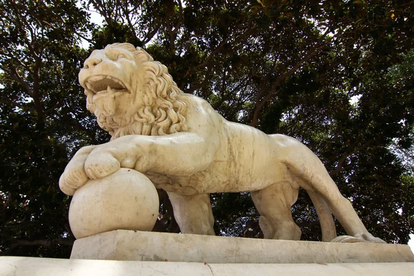 Escultura rugiente de león hecha de piedra —  Fotos de Stock