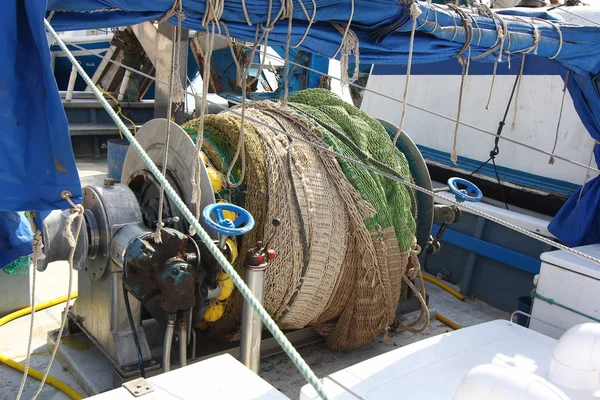 Nets balıkçı tekneleri getirmek için motorlar — Stok fotoğraf