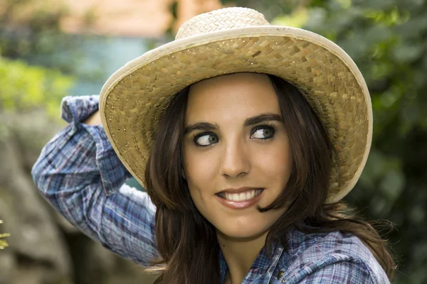 Bella donna sexy faccia con un cappello di paglia — Foto Stock