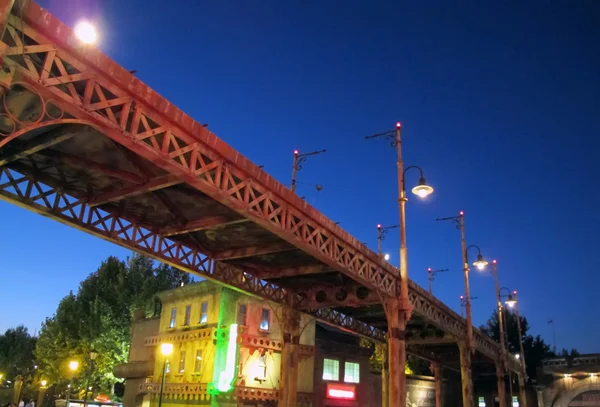 Nacht alte Eisenbrücke mit Straßenlaternen oxidiert — Stockfoto