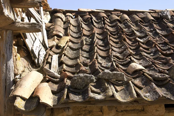 Brutet tak i gamla övergivna hus — Stockfoto