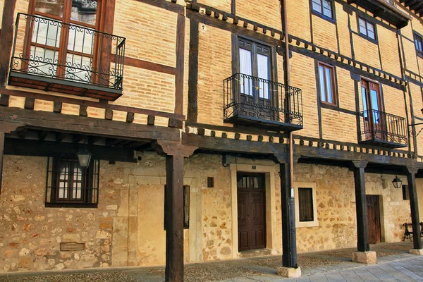 Ruas arcadas típicas da cidade de Burgo de Osma, na Espanha — Fotografia de Stock