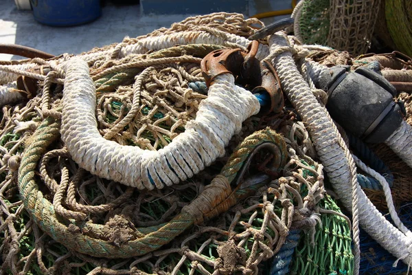 Netten en visserij vistuig op zee — Stockfoto