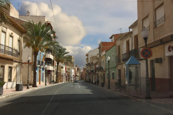 在 aspe，西班牙小镇的典型街 — 图库照片