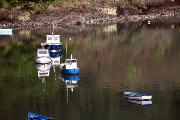 Barcos de pesca amarrados en una hermosa bahía tranquila —  Fotos de Stock