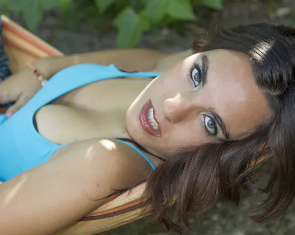 Mooi gezicht zeer sensuele vrouw liggend in een hangmat — Stockfoto