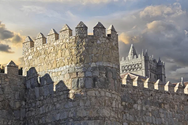 Oude muur rond de stad avila, Spanje — Stockfoto