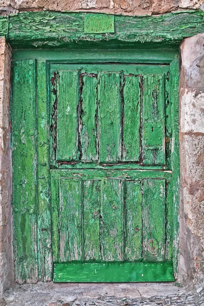 Vieille porte en bois devant une maison — Photo