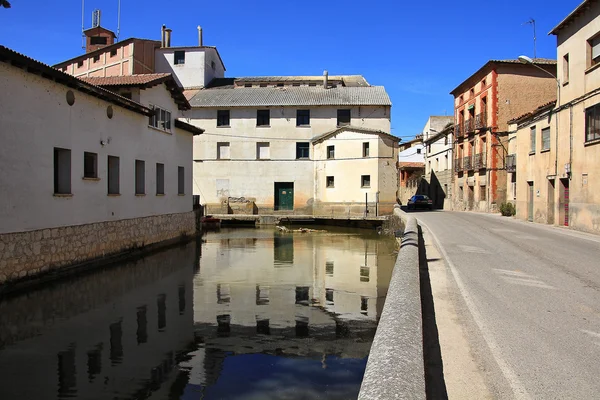 Řeka přes vesnici městě san esteban de gormaz ve Španělsku — Stock fotografie