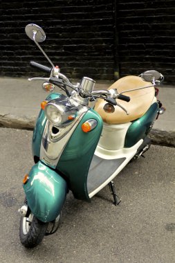 eski yeşil ve beyaz vespa Venedik scooter