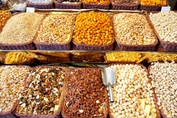Gedroogde noten op markt display in een rij — Stockfoto