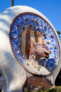 Barcelona park guell gaudi mozaik yılan