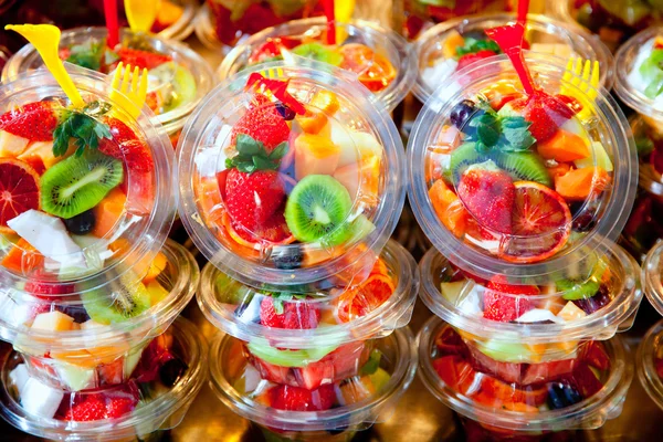 Kleurrijke fruitsalade in transparante glazen — Stockfoto