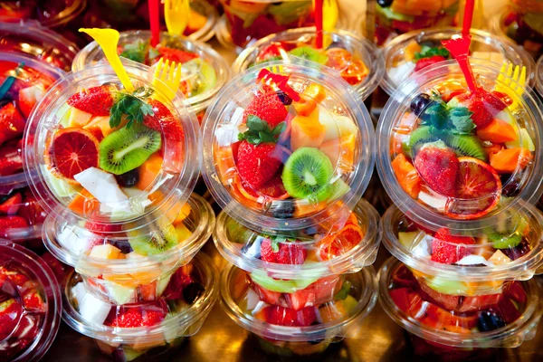 Kleurrijke fruitsalade in transparante glazen — Stockfoto
