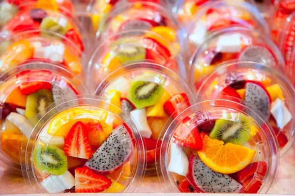 Salada de frutas colorida em copos transparentes — Fotografia de Stock
