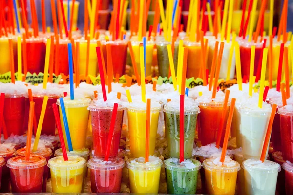 Färgstarka naturliga färsk frukt juice glas med sugrör — Stockfoto