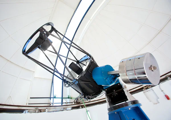 Αστρονομικών αστεροσκοπείο τηλεσκόπιο στον τρούλο — Φωτογραφία Αρχείου