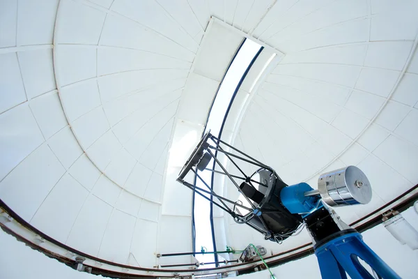 Telescopio astronomico in una cupola — Foto Stock
