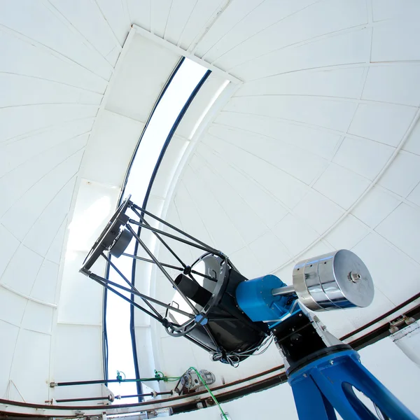 在一个圆顶天文台天文望远镜 — 图库照片