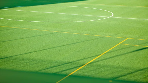 Groene sport voetbal grasveld voor meerdere sporten — Stockfoto