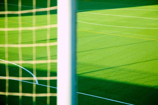 Detalhe de rede de futebol verde com campo de grama esporte — Fotografia de Stock