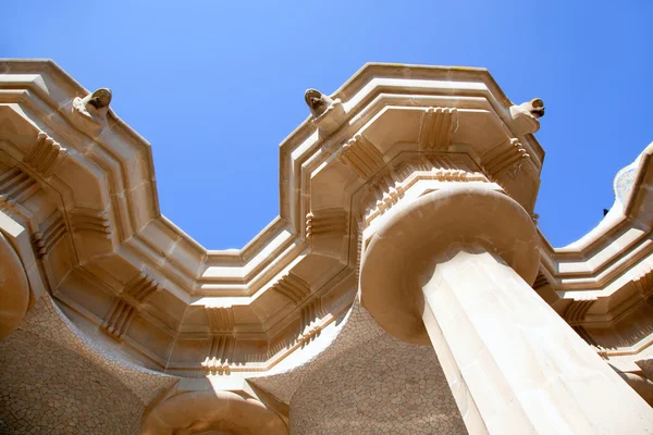 Honderd kolommen kamer barcelona park guell — Stockfoto