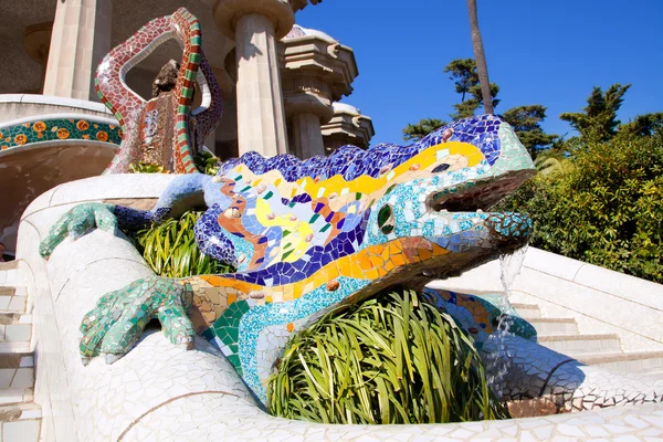 Dragón salamandra de Gaudí en el guell del parque — Foto de Stock