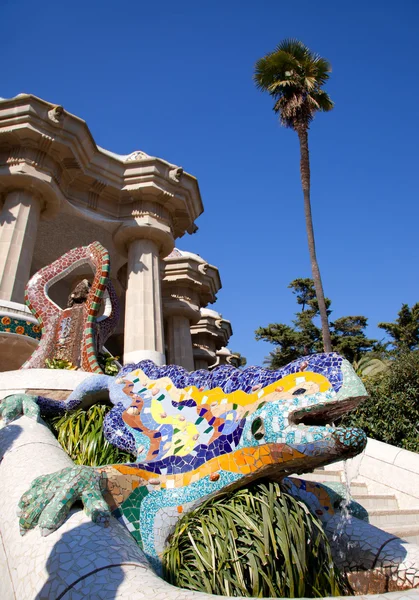 Dragón salamandra de Gaudí en el guell del parque — Foto de Stock