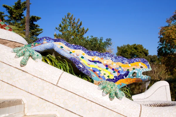 Salamandra de dragão de Gaudi em guell de parque — Fotografia de Stock