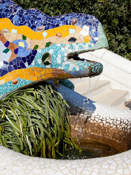 Salamandra drago di Gaudì in guell parco — Foto Stock