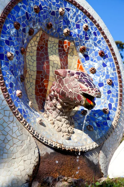 Barcelona park guell van gaudi mozaïek slang — Stockfoto