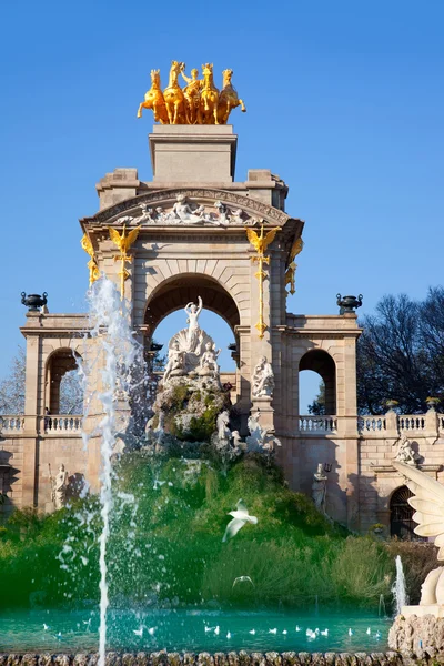 Barcelona ciudadela parque lago fuente y quadriga —  Fotos de Stock