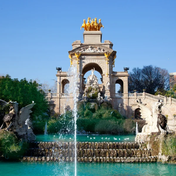 Barcelona ciudadela parque lago fuente y quadriga — Foto de Stock