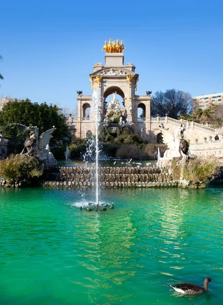 Barcelona ciudadela park sjön fontän och quadriga — Stockfoto