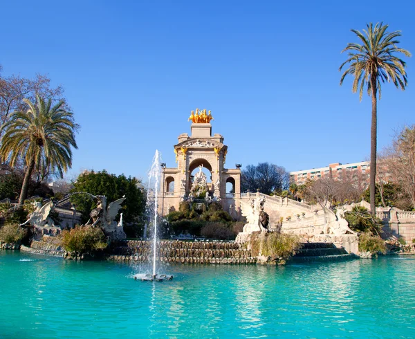 Fontana del lago del parco ciudadela di Barcellona e quadriga — Foto Stock