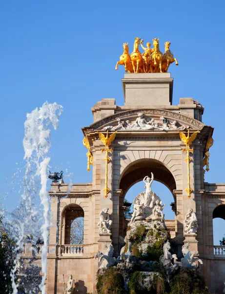 巴塞罗那德里公园湖喷泉和 quadriga — 图库照片