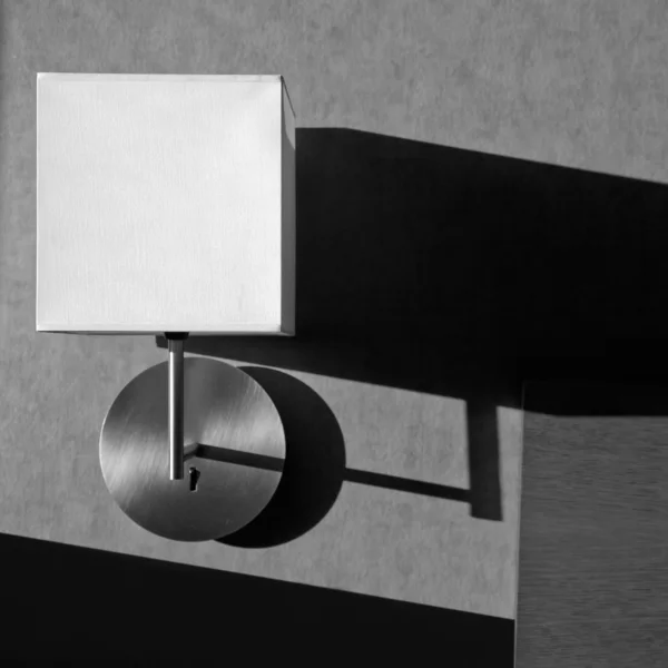 Zwart-wit moderne lamp detail met schaduwen — Stockfoto