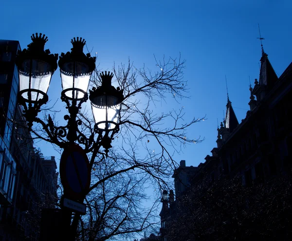 Barcelona Rambla Catalunya Straßenlaternen Hintergrundbeleuchtung — Stockfoto