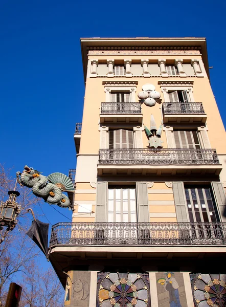 Barcelona ramblas straat draak in plaza boqueria — Stockfoto