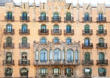 Barselona şehir cephesi ile balconade