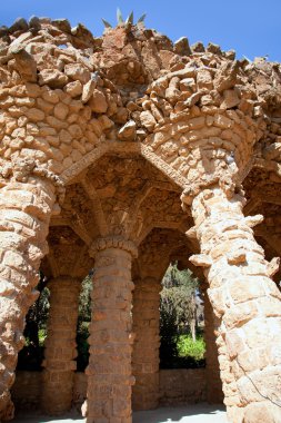 Barcelona park guell gaudi taş sütunlar